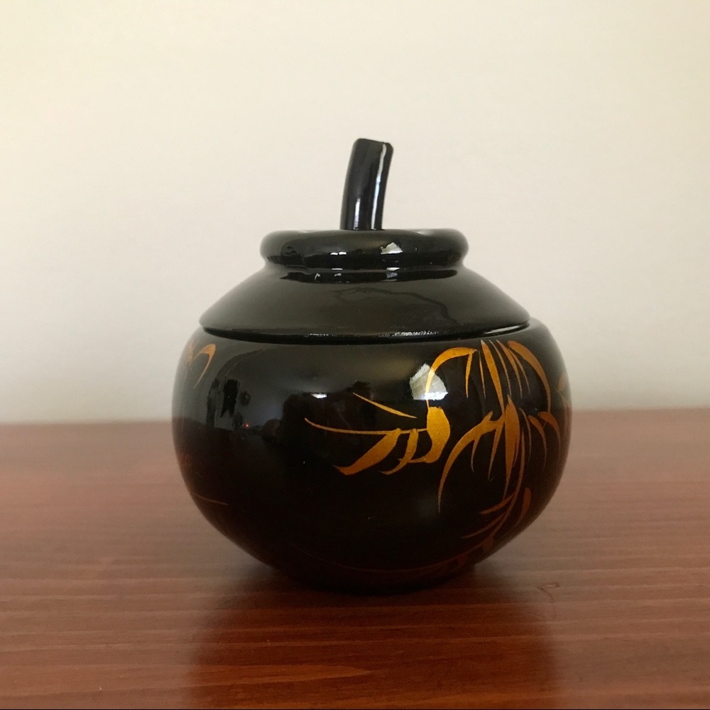 Small Black Lacquer Trinkets Dish with Lid - Picture 2 of 9